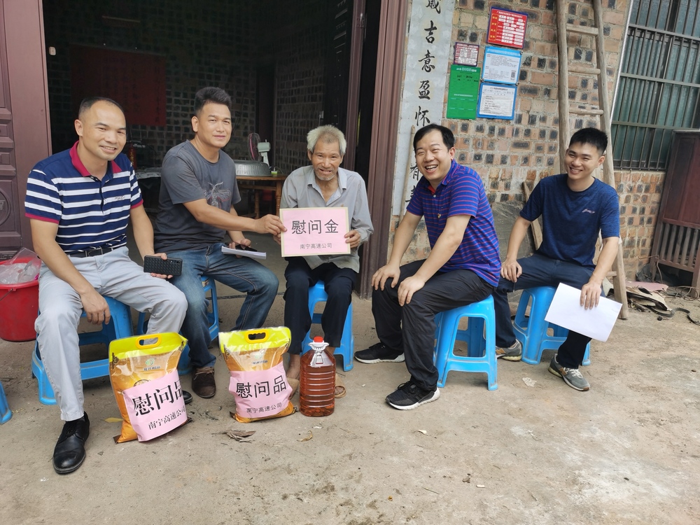 张书记一行走访慰问贫困户，并赠送慰问品.jpg