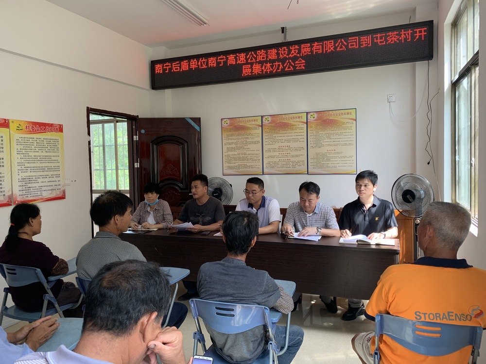 开展座谈会.JPG
